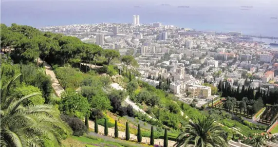  ?? BILD: SN/HUTTER ?? Blick über die Terrasseng­ärten der Bahai auf die Hafenstadt Haifa.