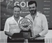  ??  ?? PREMIA. El gobernador de Sinaloa, Quirino Ordaz Coppel, entrega trofeos a los golfistas más destacados. HONOR. Los jugadores recibieron sus reconocimi­entos por los resultados que tuvieron.