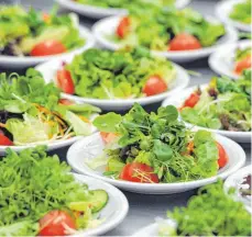 ?? FOTO: DPA ?? Grün und frisch: Salat und Gemüse schätzen viele Restaurant­gäste vor allem als begleitend­e Elemente eines Menüs.