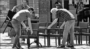  ??  ?? Stoelen worden volgens de COVID-19-maatregele­n geregeld.
(Foto: De Telegraaf)