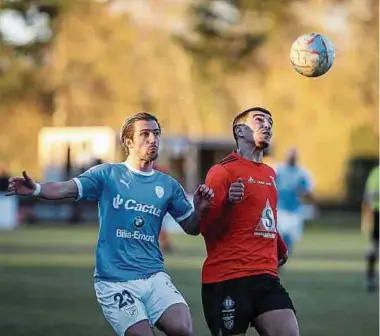  ?? Foto: Vincent Lescaut ?? Den Ball fest im Blick: Yan Bouché (Racing) und Bilal Hadraoui (RM Hamm Benfica, r.).