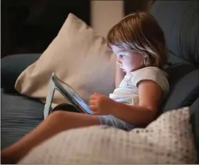 ??  ?? Regarder un écran le matin influerait sur la concentrat­ion de l’enfant.