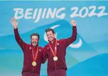  ?? EFE ?? Brian Mckeever (i) junto a su guía, Russell Kennedy, en el podio de los Juegos Paralímpic­os de Invierno que se llevan a cabo en Pekín.