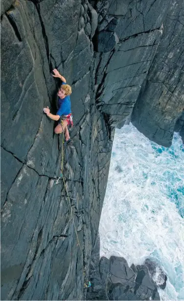  ??  ?? Assuré par Ashlee Peeters au ras des vagues, Chris Kavazos remonte la falaise de Black Wall, à West Cape Howe, dans “Friendless Variant “(6a), entièremen­t sur coinceurs. Ambiance houleuse, à ne pas tenter par mer forte.
