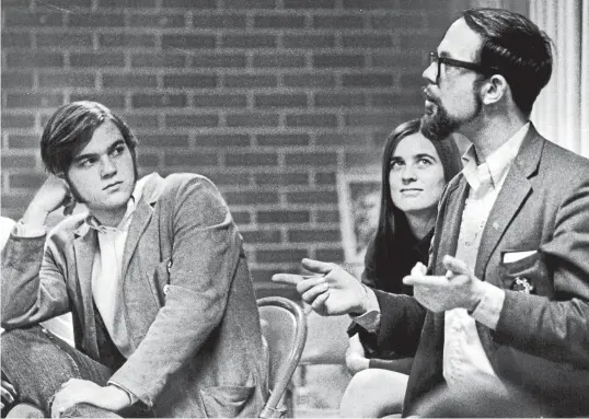  ?? GETTY ?? David McReynolds, right, at the University of Denver in March 1970, explaining plans to protest against the Vietnam draft.