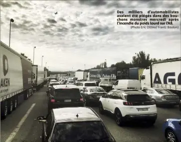  ?? (Photo Eric Ottino/ Frantz Bouton) ?? Des milliers d’automobili­stes avaient été piégés dans des bouchons monstres mercredi après l’incendie du poids lourd sur l’A.