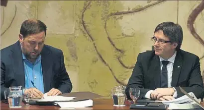  ?? XAVIER GÓMEZ ?? Oriol Junqueras y Carles Puigdemont, en un momento de la reunión del Govern del martes