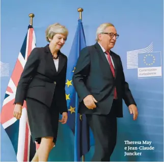  ??  ?? Theresa May e Jean-Claude Juncker