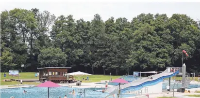  ?? FOTO: DETLEF ILGNER ?? Endlich wieder schwimmen im Volksbad, sagten sich die Besucher am Samstag.