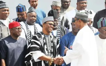  ?? Photo: NAN ?? From left: The Senator representi­ng Benue South, Sen David Mark; Tor Tiv, Prof James Ayatse; President Muhammadu Buhari and other members of the Benue delegation, after their meeting at the Presidenti­al Villa in Abuja yesterday