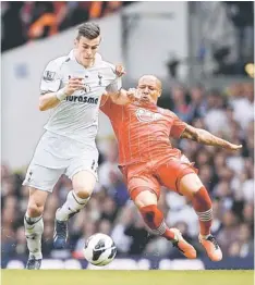  ??  ?? LOOKING AHEAD: Tottenham Hotspur’s Gareth Bale (left) challenges Southampto­n’s Nathaniel Clyne during their match at White Hart Lane. — Reuters photo
