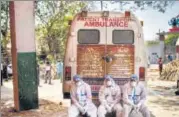  ?? AP ?? Health care workers outside a crematoriu­m in New Delhi.