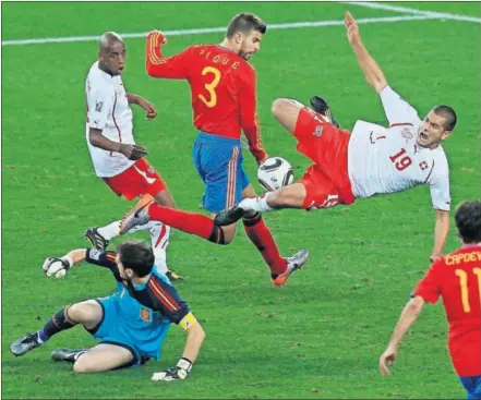  ??  ?? El gol de Suiza fue un cúmulo de rebotes y mala suerte que acabó con el balón en la portería de España y supuso la única derrota en el Mundial.