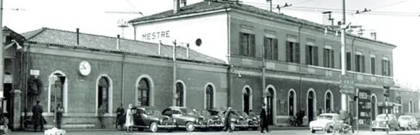  ??  ?? La vecchia stazione di Mestre (Venezia). In quel periodo in Veneto ben 489 Comuni su 583 venivano considerat­i come area depressa dal governo centrale