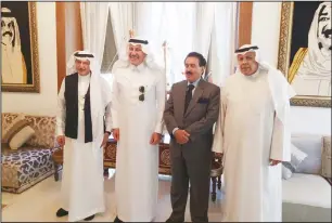  ??  ?? Al-Jarallah flanked by ambassador­s of Kuwait, Saudi Arabia and Dr Abdul-Rahman Al-Othaimeen.