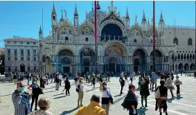  ??  ?? Flash mob di protesta dei commercian­ti in piazza San Marco, a Venezia: vogliono riaprire le attività