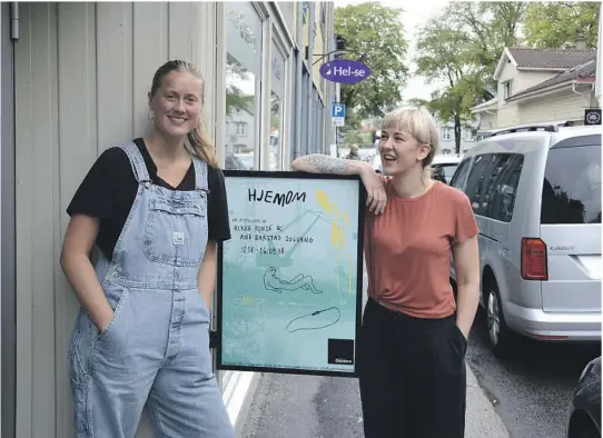  ?? ALLE FOTO: VENDY BERG HEGLE ?? UTSTILLING PÅ HJEMMEBANE: Ane Barstad Solvang og Rikke Runde åpner utstilling­en «Hjemom» på Galleri Osebro i helga. Med tegninger, grafikk og keramikk har de lekt seg kunstneris­k med inntrykk av barndomsby­en.