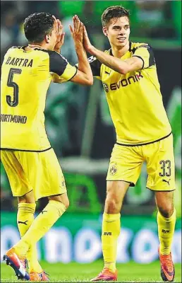  ?? DPA-BILD: DE ALMEIDA ?? Dortmunds Julian Weigl (rechts) freut sich mit Teamkolleg­e Marc Bartra über sein Tor zum 2:0 für den BVB.