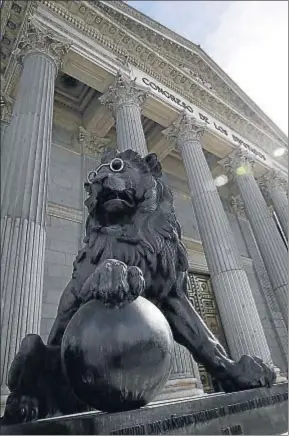  ?? FERNANDO ALVARADO / EFE ?? Los leones del Congreso con anteojos, en homenaje a Cervantes