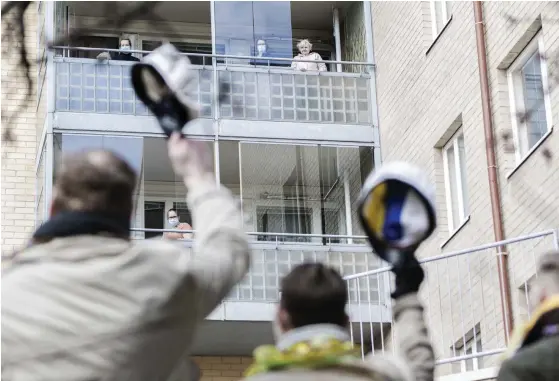  ?? Foto: timo Kari ?? ■ lad första maj, önskade en kvartett från Akademiska sångföreni­ngen till klienterna på Folkhälsan­s äldreboend­e i Brunakärr, och det med att uppföra två kära vårsånger.