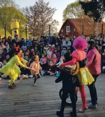  ?? FOTO: AKALLA BY ?? Anna Wettergård VALBORG. ”Firandet blev över förväntan: mycket besökare och trevlig stämning”. Det berättar Sonja Dousa på Akalla by.