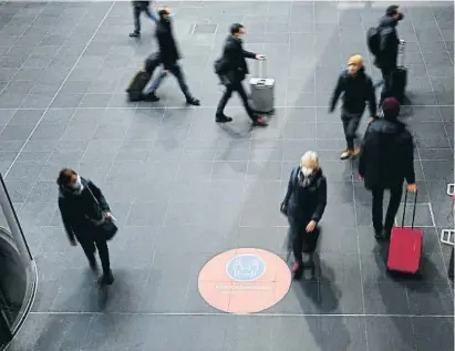  ?? ANNEGRET HILSE E REMTERS ?? Un senyal a l’estació central de Berlín insisteix en la necessitat de la distància interperso­nal