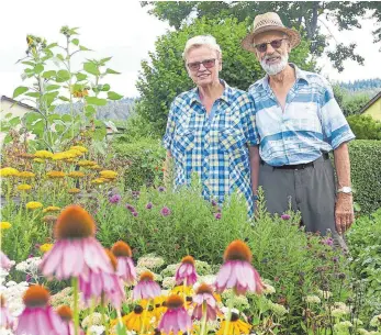  ?? FOTO: BOMBARDI ?? Christa und Wolfgang Fürstenber­g sind begeistert: Das Gartenjahr 2018 im VS-Schwenning­er Gunnental ist ein Hit.