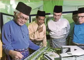  ?? FILE PIC ?? Then Sarawak chief minister Tan Sri Abdul Taib Mahmud (left) inspecting a model of Kompleks Haji and TH Hotel Sarawak at its groundbrea­king in Kuching in 2013.