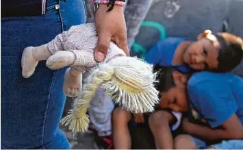  ?? Foto: Herika Martinez, afp ?? Eine Folge der „Null Toleranz Politik“von Donald Trump: Illegale Einwandere­r kommen ins Gefängnis, die Kinder landen in La gern oder Heimen. Das soll sich künftig ändern, sagt der Präsident.