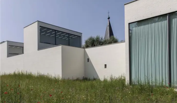  ?? © ?? Het Roger Raveel Museum staat voor grote plannen. In 2024 bestaat het strak wit modern gebouw, ontworpen door Stéphane Beel, 25 jaar.
Hanne Van Assche