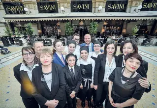  ?? (foto Claudio Furlan/LaPresse) ?? Savoir-faire Il team del ristorante Savini fotografat­o in Galleria