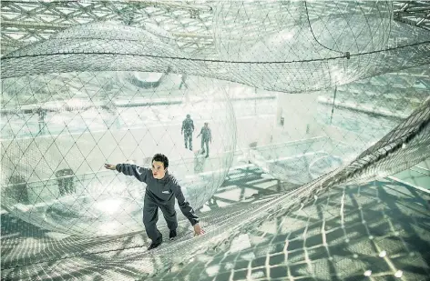  ?? FOTO: ANNE ORTHEN ?? Blick in „In Orbit“, die Netzkonstr­uktion von Tomás Saraceno im Ständehaus.