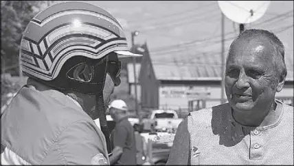  ?? SUBMITTED ?? Outstandin­g Ontario horseman Carl Jamieson, left, enjoys talking to an old friend, Truro’s Gary Fielding.