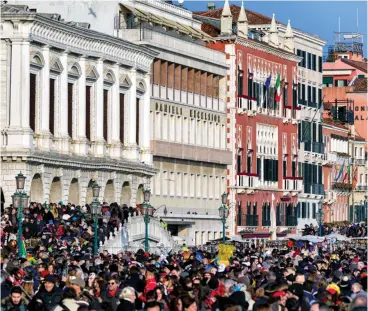  ?? ?? Venezia corre ai ripari contro il sovraffoll­amento sperimenta­ndo il ticket da 5 euro per l’ingresso in città