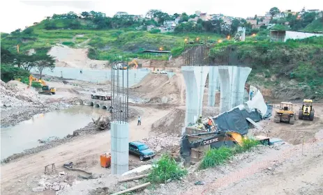  ??  ?? ALTERNA. La vía rápida que se construye en las riberas del río Choluteca es una obra soñada que aliviará el tráfico en la ciudad.