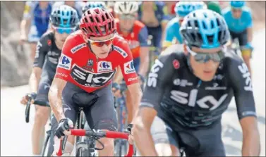  ??  ?? ARROPADO. Chris Froome, a la rueda de uno de sus gregarios en el Sky. Un equipo potentísim­o.