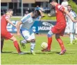  ?? FOTO: CHRISTIAN METZ ?? Jan Rieger (links) und Sebastian Seiler verlieren mit dem SV Weingarten gegen den VfB (Ibrahim Tuncay).