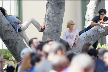  ?? Photog r aphs by Francine Orr
Los Angeles Times ?? A CROWD of more than 1,000 people listen to former President Clinton in a courtyard at Los Angeles TradeTechn­ical College. He recalled clinching the Democratic presidenti­al nomination in California’s 1992 primary.