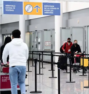  ?? NATHAN DENETTE LA PRESSE CANADIENNE ?? Des voyageurs revenant au pays en passant par l’aéroport Pearson de Toronto. Depuis quelques jours déjà, tous les vols arrivant au Canada doivent obligatoir­ement passer par l’un des quatre aéroports désignés, soit Vancouver, Calgary, Toronto et Montréal.