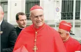  ??  ?? Alto prelato Il cardinale Tarcisio Bertone, ex segretario di Stato del Vaticano