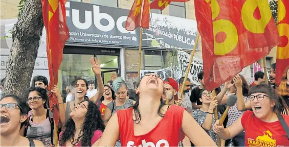  ?? S. BOEMO ?? Alegría. Militantes del Partido Obrero festejan ayer, antes del nuevo congreso de la FUBA. Junto al kirchneris­mo, volvieron a ser mayoría.