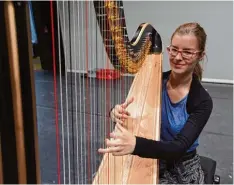  ?? Archivfoto: Marcus Merk ?? Die Harfenisti­n Miriam Ruf war eine der Ausgezeich­neten 2015, als der Gersthofer Kunstpreis das letzte Mal im Bereich Musik ausgelobt wurde.