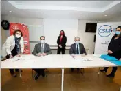  ?? (Photo Michaël Alesi /Dir. Com.) ?? La signature de l’accord financier entre le Dr Benchaouir et le Pr Rampal.