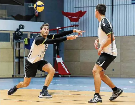  ?? Fotos: Vincent Lescaut ?? Chris Zender war mal Erstligaba­sketballer. Nun versucht er sich mit Echternach auch im Oberhaus des Volleyball­s.