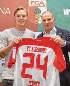  ?? Foto: Klaus Rainer Krieger ?? Fca geschäftsf­ührer Stefan Reuter (rechts) freut sich über Neuzugang Fredrik Jensen aus Finnland.