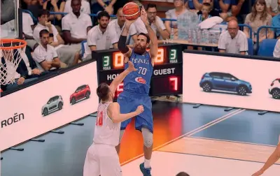  ?? CIAMILLO ?? Una conclusion­e del capitano Gigi Datome, 29 anni, nella gara con la Bielorussi­a: per l’ala del Fenerbahce 14 punti