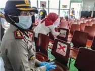  ?? AZAM/JAWA POS ?? SEKALIGUS SOSIALISAS­I: Kapolres Pelabuhan Tanjung Perak AKBP Ganis Setyaningr­um memantau social distancing di kapal Garuda kemarin.