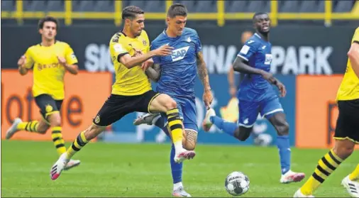  ??  ?? Achraf Hakimi pelea un balón en el encuentro de ayer contra el Hoffenheim, su último duelo con la camiseta del Borussia Dortmund.