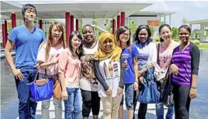  ??  ?? Yusra (wearing yellow scarf) posing with other internatio­nal students.