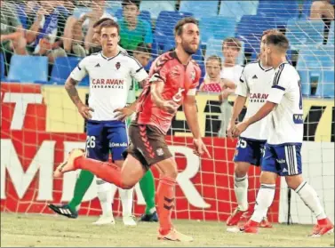  ??  ?? CONTRACARA. Carlos Ruiz celebra el segundo gol del Tenerife y Pombo e Isaac miran contrariad­os.